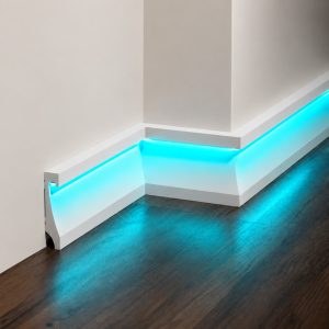 ASL-004 LED ışıklı süpürgelik ile modern salon duvar ve ahşap zemin aydınlatması
