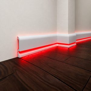 Kırmızı ışığı parkeye yansıtan ASL001 10 cm LED kanallı beyaz lake polimer ledli süpürgelik