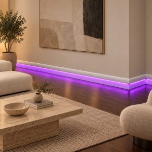 Modern iç mekânda parke boyunca mor ışık yayan ASL002 12 cm LED kanallı lake süpürgelik