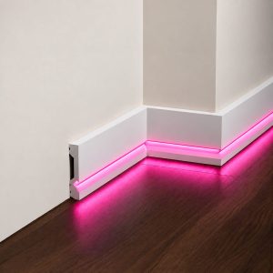 Pembe ışığı parkeye yansıtan ASL003 10 cm LED'li beyaz lake süpürgelik ve gönyeli köşe detayı