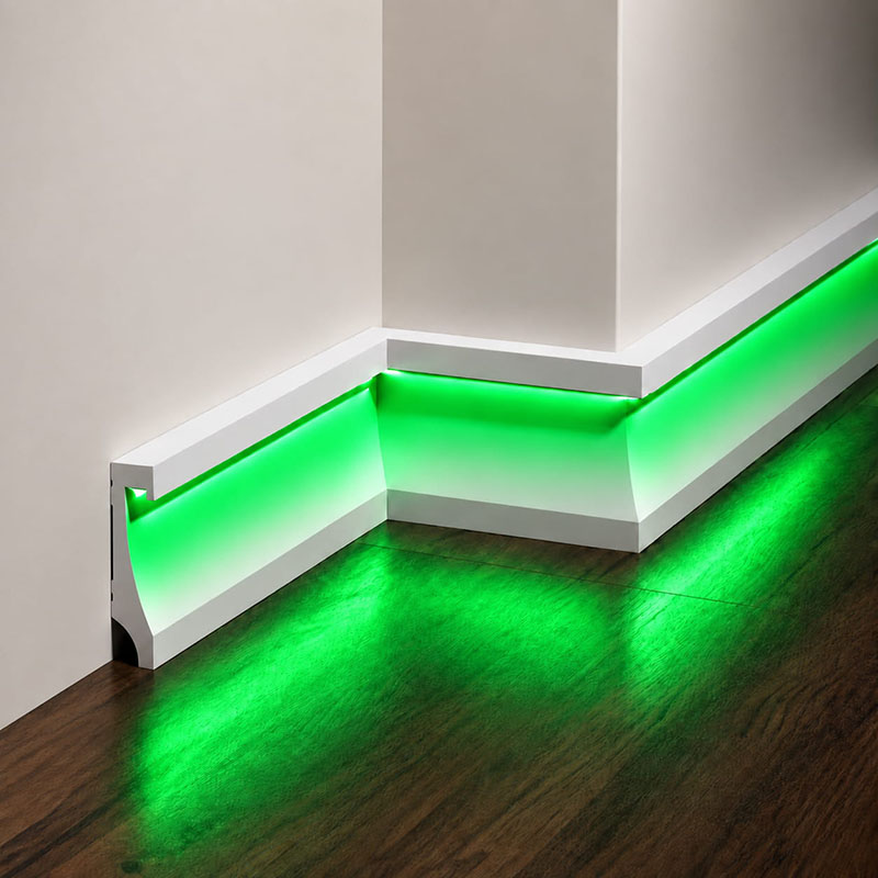 Yeşil ışığı zemine yansıtan ASL004 LED kanallı 11 cm beyaz lake polimer süpürgelik detayı