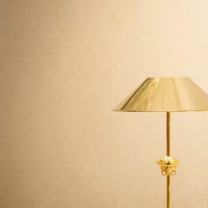 İhtişamlı salon tasarımları için düz ve sade gold sarısı lüks duvar kağıdı modelleri