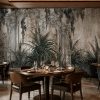 Restoran için klasik mimari ve tropikal bitki desenli duvar kağıdı, şık ve doğal atmosfer oluşturan özel tasarım duvar dekorasyonu.