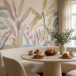 Yemek odası dekorasyonu için pastel tropikal duvar kağıdı, muz ağacı yaprakları, egzotik çiçekler ve yumuşak renk geçişleriyle sıcak ve modern yaşam alanları oluşturur.