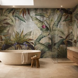 Sıva desenli tropikal duvar kağıdı, muz yaprakları, mor çiçekler ve doğal bitki kompozisyonuyla lüks banyolar, spa alanları ve wellness projeleri için şık bir duvar dekorasyonu sunar.