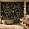 Banyo dekorasyonu için koyu renk safari duvar kağıdı, egzotik hayvanlar, tropikal yapraklar ve doğal orman temasıyla modern banyolara özgün bir görünüm sunar.