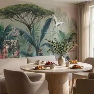 Tropikal orman ve fil desenli modern duvar kağıdı, egzotik bitkiler, fil, lemur ve turna kuşu figürleriyle yemek odaları, villalar ve lüks yaşam alanlarında doğal ve etkileyici bir atmosfer oluşturur.
