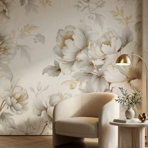 Soft krem fonda altın varak çizgili botanik çiçek illüstrasyonlu özel ölçü duvar kağıdı, krem kavisli modern berjer, ahşap yan sehpa ve pirinç lambader ile kombinlenerek yaşam alanlarında şık, aydınlık ve ilham verici bir ortam sunar.