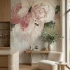 Açık nötr ve pastel tonlarda dikey fırça efektli zemin üzerine sanat eseri niteliğinde yağlı boya etkili pudra pembe floral motiflerle tasarlanan modern botanik duvar kağıdı deseni; açık mutfak, yemek alanı, hol ve iç mekan oturma köşeleri için özel ölçü üretilen tekstürlü dekoratif duvar kaplaması.
