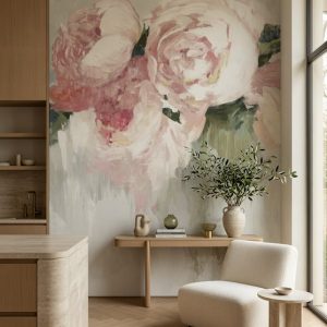 Açık nötr ve pastel tonlarda dikey fırça efektli zemin üzerine sanat eseri niteliğinde yağlı boya etkili pudra pembe floral motiflerle tasarlanan modern botanik duvar kağıdı deseni; açık mutfak, yemek alanı, hol ve iç mekan oturma köşeleri için özel ölçü üretilen tekstürlü dekoratif duvar kaplaması.