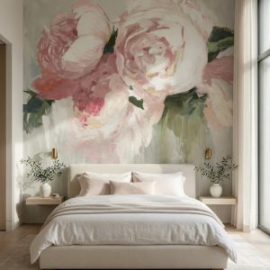 Krem, açık bej ve soft yeşil fırça darbeli zemin üzerine yağlı boya dokulu pudra pembe ve pastel beyaz dev şakayık çiçekleriyle tasarlanan romantik botanik duvar kağıdı deseni; yatak odası, ebeveyn süiti, otel odası ve dinlenme alanları için özel ölçü üretilen tekstürlü lüks duvar kaplaması.