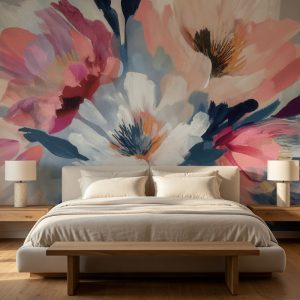 Ekspresyonist yağlı boya tarzında fuşya, mercan, beyaz ve lacivert renkli dev floral motifler; krem kumaş yatak, ahşap benç ve abajurlarla ebeveyn yatak odalarında enerjik ve modern bir odak noktası sunar.