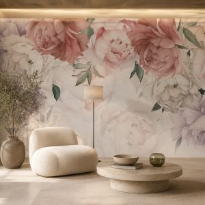 Açık Bej ve pastel pembe dokulu fon üzerine romantik tonda işlenmiş dev şakayık illüstrasyonu; krem puf berjer, traverten orta sehpa, lambader ve tavan gizli LED aydınlatmasıyla salon köşelerine sıcaklık kazandırır.
