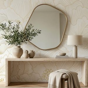 Soft krem zeminli altın kontürlü botanik desenli duvar kağıdı, amorf kesim dresuar aynası, traverten konsol masası ve seramik vazoyla tamamlanarak antre ve giriş alanlarında şık, aydınlık ve premium bir karşılama alanı sunar.