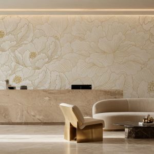 Ekru zemin üzerine altın sarısı çizim dev şakayık/gül motifli duvar kağıdı, traverten karşılama bankosu, krem kavisli koltuk ve minimalist sehpalarla birleşerek otel lobisi, ofis ve klinik alanlarında şık, prestijli ve ferah bir ortam oluşturur.