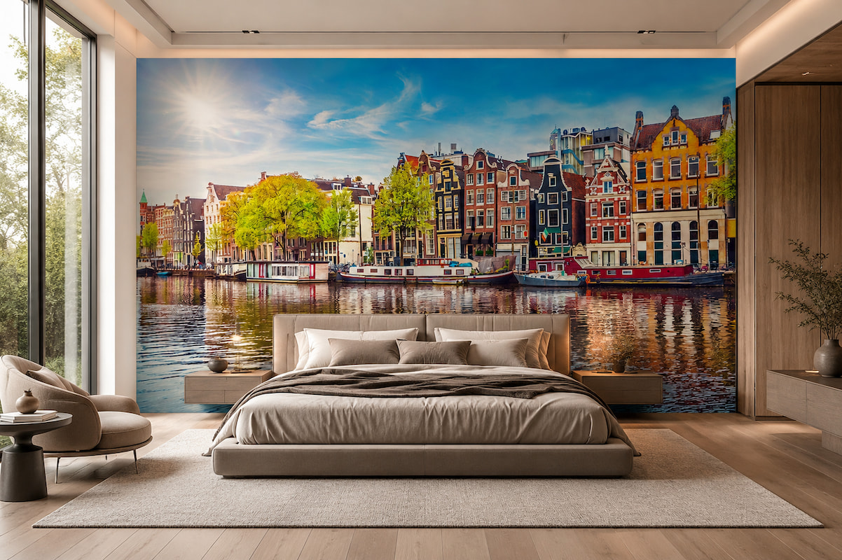Mavi gökyüzü ve kanal suları arasında yükselen Amsterdam mimarisi temalı duvar kağıdı; geniş krem karyola, asma ahşap komodinler ve gizli tavan LED ışığıyla ebeveyn yatak odalarında davetkar bir ortam oluşturur.