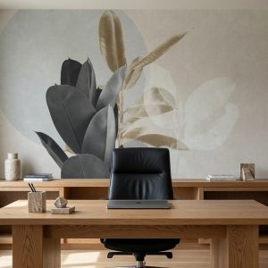 Nötr bej zemin üzerinde beton grisi daire ve altın-siyah yaprak figürleriyle tasarlanan minimalist grafik botanik desen; ahşap çalışma masası ve deri ofis koltuğu arkasında profesyonel bir odak noktası oluşturur.