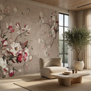 Çin esintili bordo manolya desenli özel ölçü duvar kağıdı, minimalist krem koltuk ve ahşap sehpa ile dengelenerek salonlarda ferah, sanatsal ve modern bir yaşam alanı kazandırır.