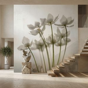 Minimalist krem zeminli uzun saplı çiçek desenli panoramik duvar kağıdı, ahşap basamaklı merdiven, doğal taş heykel kaidesi ve salon bitkisi ile birleşerek yaşam alanlarında ferah, sanatsal ve dikkat çekici bir odak noktası oluşturur.
