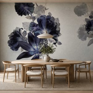 Nötr gri ve açık mavi geçişli duvar fonunda büyük ölçekli indigo mavisi çiçek illüstrasyonu; oval ahşap yemek masası ve ahşap sandalyelerle modern yemek odalarına estetik bir dokunuş kazandırır.