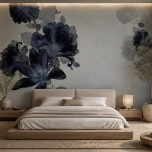 Pastel gri ve buz mavisi dokulu zemin üzerine işlenmiş dramatik gece mavisi ile lacivert dev şakayık ve zambak motifleri; alçak ahşap yatak ve tavan LED ışığıyla ebeveyn yatak odalarına lüks ve derin bir hava katar.
