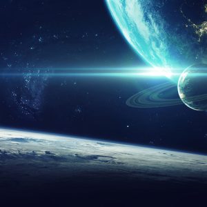 Mavi ve turkuaz tonlarında ışık saçan dev halkalı gezegen, uzay boşluğu ve gezegen atmosferini gösteren yüksek çözünürlüklü uzay temalı duvar kağıdı görseli.