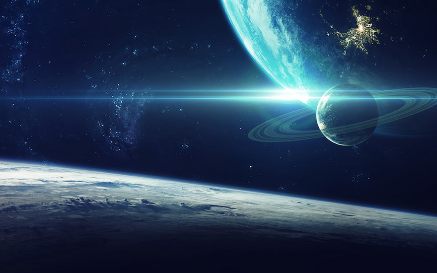 Mavi ve turkuaz tonlarında ışık saçan dev halkalı gezegen, uzay boşluğu ve gezegen atmosferini gösteren yüksek çözünürlüklü uzay temalı duvar kağıdı görseli.
