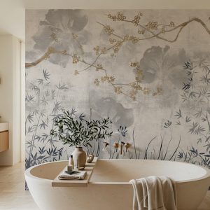 Sade ve huzurlu fonda altın ve gri botanik desenli duvar kağıdı, ahşap tepsili modern oval küvet ve doğal ışık alan geniş yapısıyla banyolarda dingin, premium ve estetik bir atmosfer oluşturur.