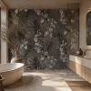 Suya ve neme dayanıklı gri tonlu tropikal duvar kağıdı, modern oval taş küvet ve ahşap lavabo tezgahı ile tamamlanarak banyolarda dinlendirici, estetik ve spa konseptli bir duvar dekorasyonu kazandırır.