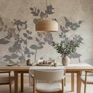 Eskitme dokulu açık tonlu soyut botanik desenli panoramik duvar kağıdı, traverten mutfak adası, ahşap yemek masası ve minimalist sandalyeler ile kombinlenerek mutfak ve açık plan yemek alanlarında ferah, doğal ve modern bir atmosfer oluşturur.