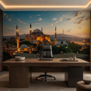 Gün batımında ışıkları yanan tarihi Ayasofya Camii ve İstanbul silüeti manzarası; masif ahşap çalışma masası, siyah deri ofis koltuğu ve gizli LED aydınlatmayla makam odalarına prestijli ve görkemli bir hava katar.