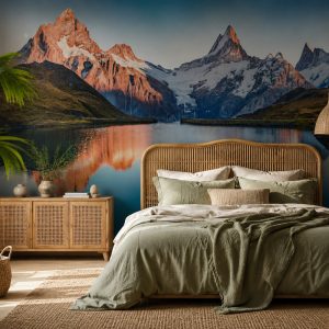 Kızıl dağ zirveleri ve göl manzarası görünümü; hazeran detaylı ahşap karyola, adaçayı yeşili nevresim takımı ve hazeran kapaklı dresuarla yatak odalarında doğal ve dingin bir ortam oluşturur.