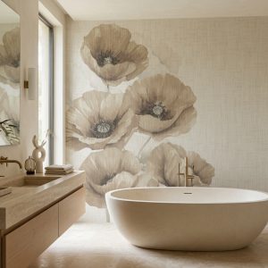 Krem ve ekru keten dokulu zemin üzerine sulu boya etkili şeffaf vizon ve sepya tonlarında dev gelincik motifleri; oval freestanding küvet, ahşap tezgah ve doğal ışıkla banyo alanlarında huzurlu bir spa atmosferi sunar.