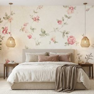 Soft pembe çiçek ve sarmaşık desenli duvar kağıdı, bej kafa başlıklı tekstil yatak, pembe kırlentler ve hasır sarkıt lambalarla birleşerek yatak odalarında dingin, romantik ve lüks bir atmosfer yaratır.