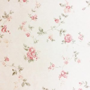 Açık krem fonda pastel pembe mini güller, ince tomurcuklar ve yeşil yaprak detaylarıyla tasarlanan vintage botanik duvar kağıdı deseni; yatak odası, salon, banyo, otel ve ticari projeler için özel ölçü üretilen dekoratif duvar kaplaması.