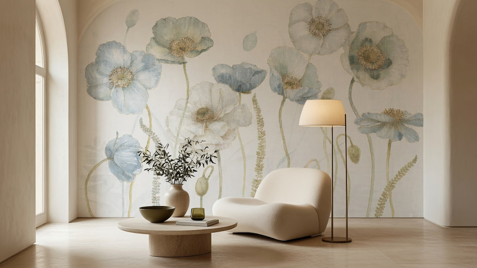 Soft Krem fonda romantik mavi ve beyaz çiçek illüstrasyonlu özel ölçü duvar kağıdı, krem kavisli modern berjer, ahşap orta sehpa ve lambader ile kombinlenerek yaşam alanlarında ferah, şık ve dinlendirici bir ortam sunar.