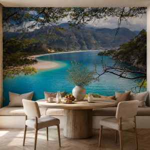 Fethiye Ölüdeniz'in turkuaz suları ve yeşil dağları temalı doğa duvar kağıdı; yuvarlak ahşap yemek masası, kavisli bank ve krem sandalyelerle kahvaltı köşelerine estetik bir dokunuş katar.