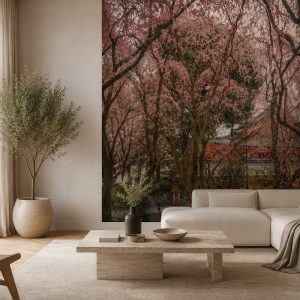 Masalsı pembe sakura ağaçları ve uzak doğu mimarisi temalı duvar kağıdı; krem kumaş L koltuk, düşük profil traverten orta sehpa ve saksıda zeytin ağacıyla salona derinlik ve dinginlik kazandırır.