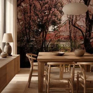 Ağaç dallarını saran toz pembe sakura çiçekleri ve nostaljik Asya mimarisi illüstrasyonu; masif ahşap yemek masası, ahşap sandalyeler ve kağıt sarkıt aydınlatmayla yemek odalarına zarafet katar.
