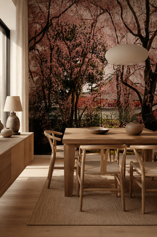 Ağaç dallarını saran toz pembe sakura çiçekleri ve nostaljik Asya mimarisi illüstrasyonu; masif ahşap yemek masası, ahşap sandalyeler ve kağıt sarkıt aydınlatmayla yemek odalarına zarafet katar.