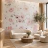 Soft pembe çiçek motifli özel ölçü panoramik duvar kağıdı; krem rengi kavisli modern koltuklar ve minimalist ahşap sehpa ile dekore edilmiş şık ve trend salon duvar kaplaması.