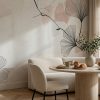Soft pudra ve altın detaylı ginkgo yaprağı motifli panoramik duvar kağıdı, yuvarlak traverten yemek masası, krem kavisli sandalye ve köşe koltuğu ile birleşerek yemek alanlarında modern, zarif ve ilham verici bir atmosfer oluşturur.