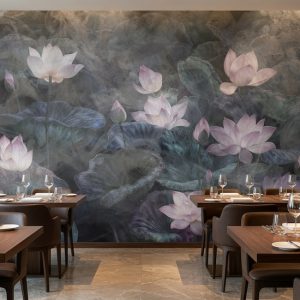 Koyu zeminli oryantal lotus çiçeği illüstrasyonlu duvar kağıdı, ahşap yemek masaları ve konforlu sandalyelerle birleşerek restoran, kafe ve otel yemek alanlarında sanatsal, sofistike ve etkileyici bir ambiyans kazandırır.
