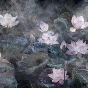 Koyu sisli zemin üzerine lila ve açık pembe nilüfer (lotus) çiçekleri ile koyu yeşil yapraklardan oluşan mistik botanik duvar kağıdı deseni; salon, yatak odası, antre, restoran ve otel projeleri için özel ölçü üretilen tekstürlü dekoratif duvar kaplaması.