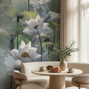 Egzotik beyaz lotus desenli duvar kağıdı, yuvarlak ahşap yemek masası, krem rengi kavisli sandalyeler ve köşe koltuğu ile kombinlenerek salon ve yemek odalarında ferah, zarif ve ilham verici bir ortam oluşturur.