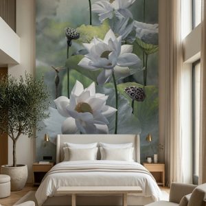 Yeşil ve sisli tonlarda beyaz lotus çiçeği motifli panoramik duvar kağıdı, krem tekstil yatak başlığı, bej nevresim takımı ve ahşap komodinlerle dengelenerek yatak odalarında dingin, huzurlu ve zen konseptli bir atmosfer yaratır.