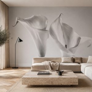 Dev boyutlu beyaz kala çiçeği motifli duvar kağıdı, bej modüler köşe koltuk, traverten sehpa ve minimalist lambader ile dengelenerek yaşam alanlarında lüks, dingin ve odak noktası oluşturan bir dekoratif duvar çözümü sunar.