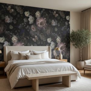 Siyah zeminli romantik botanik duvar kağıdı, krem kafa başlıklı tekstil yatak, ahşap bank ve zeytin ağacı saksısı ile tamamlanarak yatak odalarında dingin, zarif ve otel konseptli bir ortam sunar.