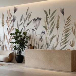 Minimalist doğa temalı panoramik duvar kağıdı, traverten karşılama bankosu, kavisli kremsi koltuk ve büyük yapraklı salon bitkisi ile tamamlanarak otel lobisi, estetik klinik veya ofis alanlarında şık, prestijli ve ferah bir ortam kazandırır.
