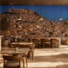 Tarihi Mardin evleri ve kalesi temalı panoramik duvar kağıdı; ahşap yemek masaları, tavan sarkıt aydınlatmaları ve doğal taş zeminle restoran ve kafelerde davetkar bir ortam oluşturur.